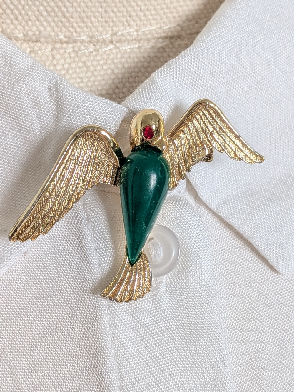 Vintage Gold Tone Flying Bird Brooch Pin Green Lucite Body Rhinestone Eye